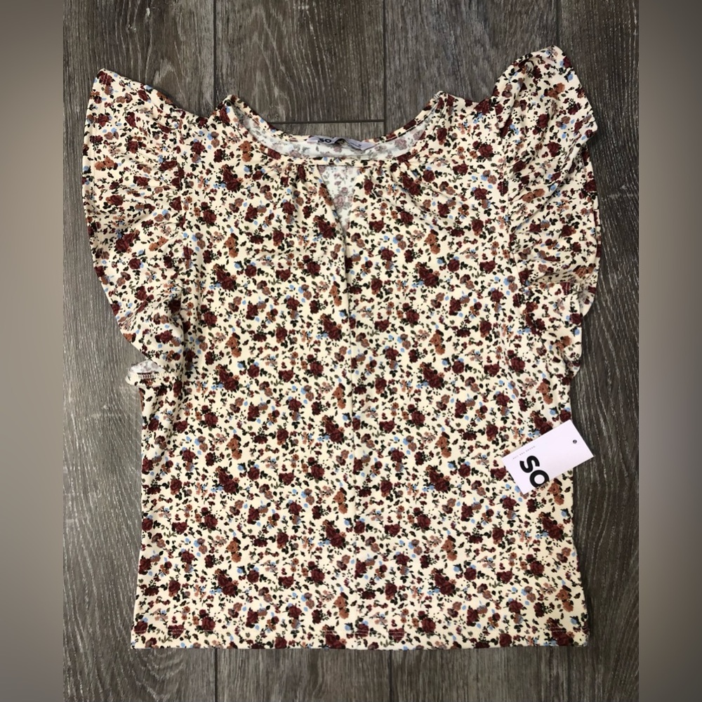 NWT SO Cutout Flutter Sleeve Top